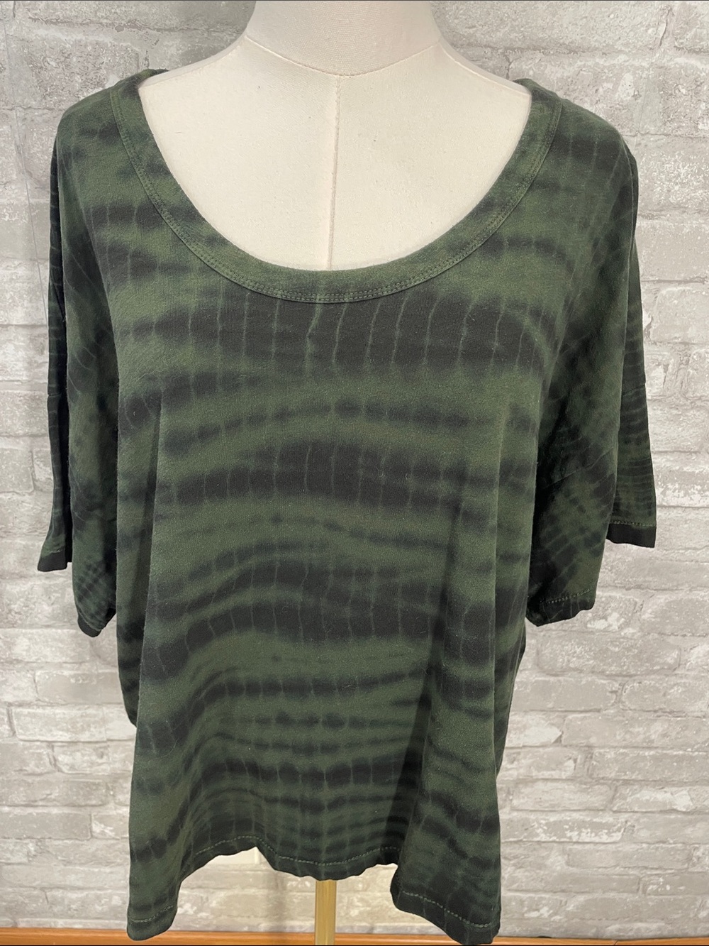 Athleta Organic Daily Tie Dye Commute Tee in Tuscan Olive